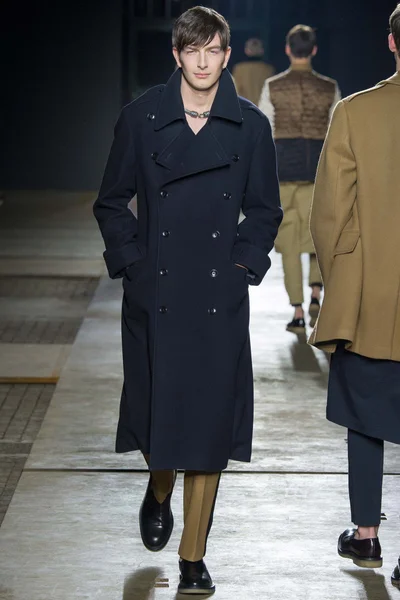Look 10